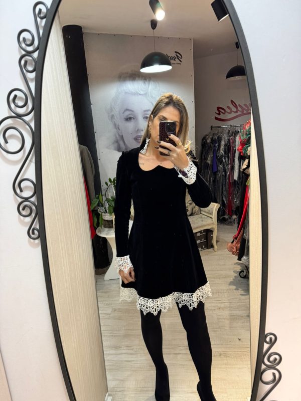 Rochie neagra din catifea cu dantela alba