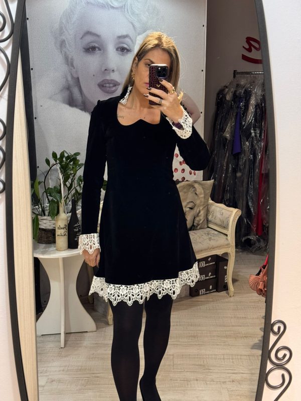 Rochie neagra din catifea cu dantela alba