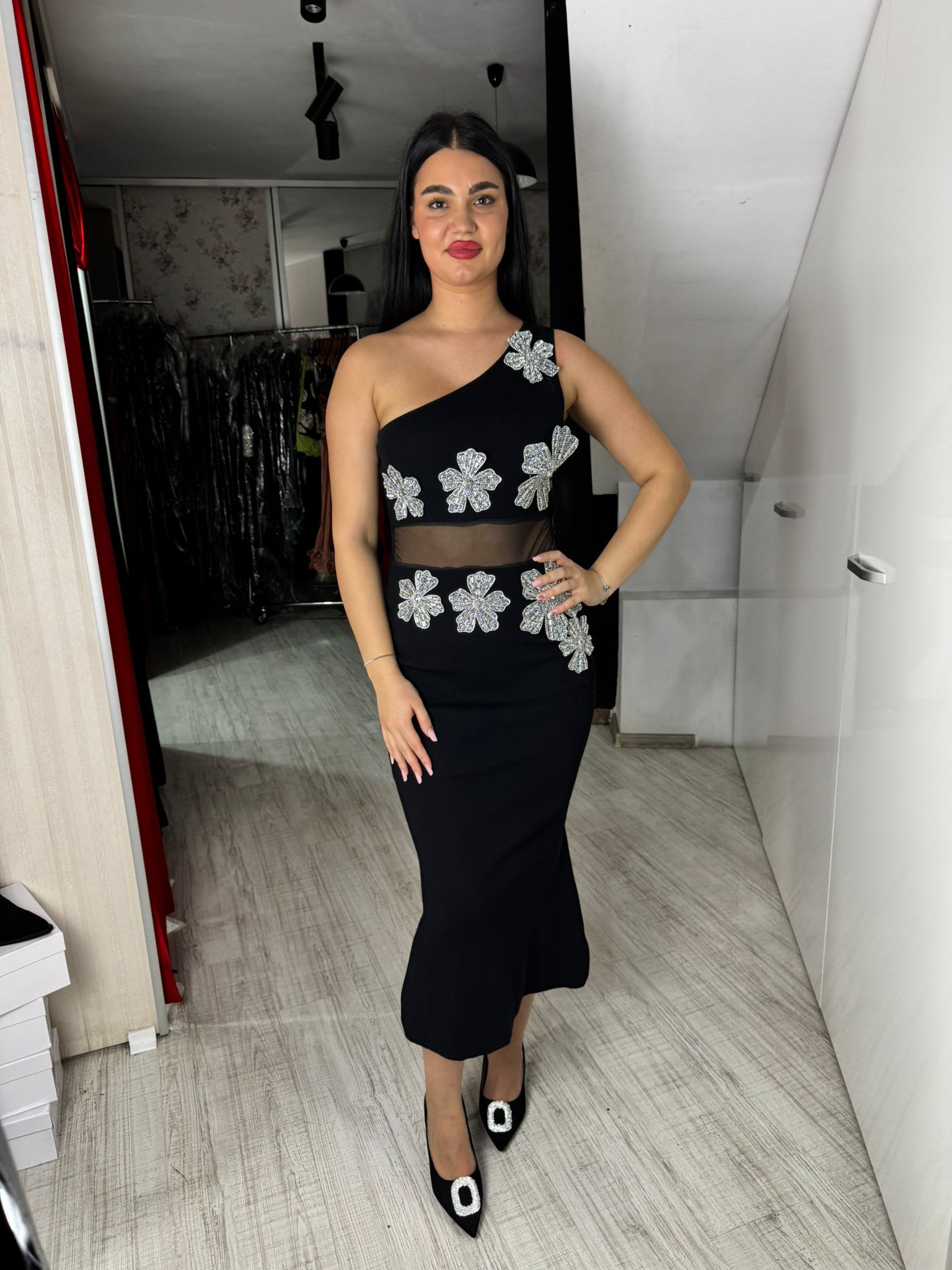 Rochie neagra din tricot cu flori argintii