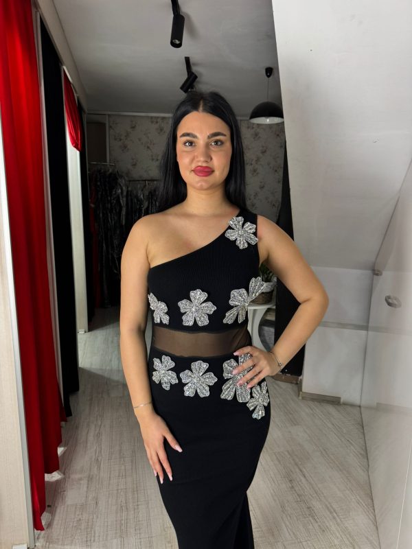 Rochie neagra din tricot cu flori argintii