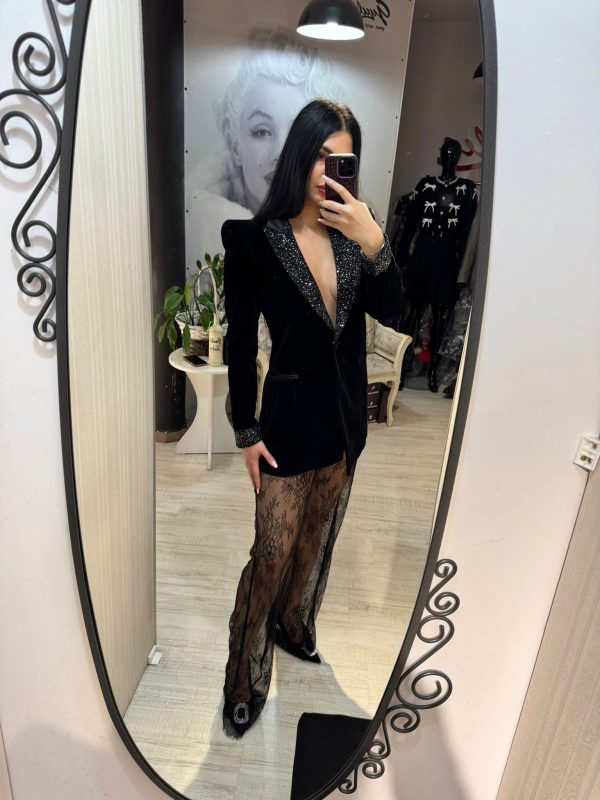 Compleu cu pantaloni din dantela si sacou de catifea