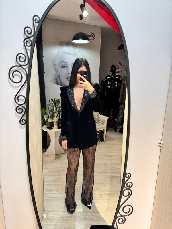 Compleu cu pantaloni din dantela si sacou de catifea