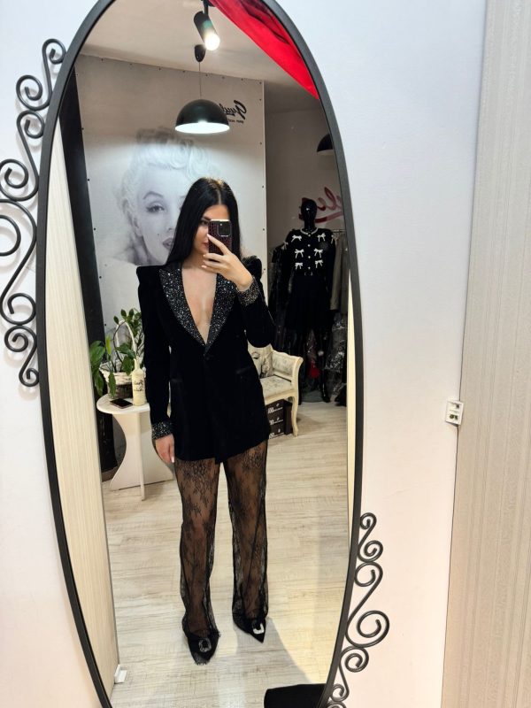 Compleu cu pantaloni din dantela si sacou de catifea