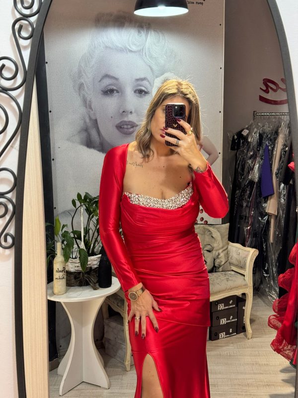 Rochie lunga rosie accesorizata cu pietricele argintii