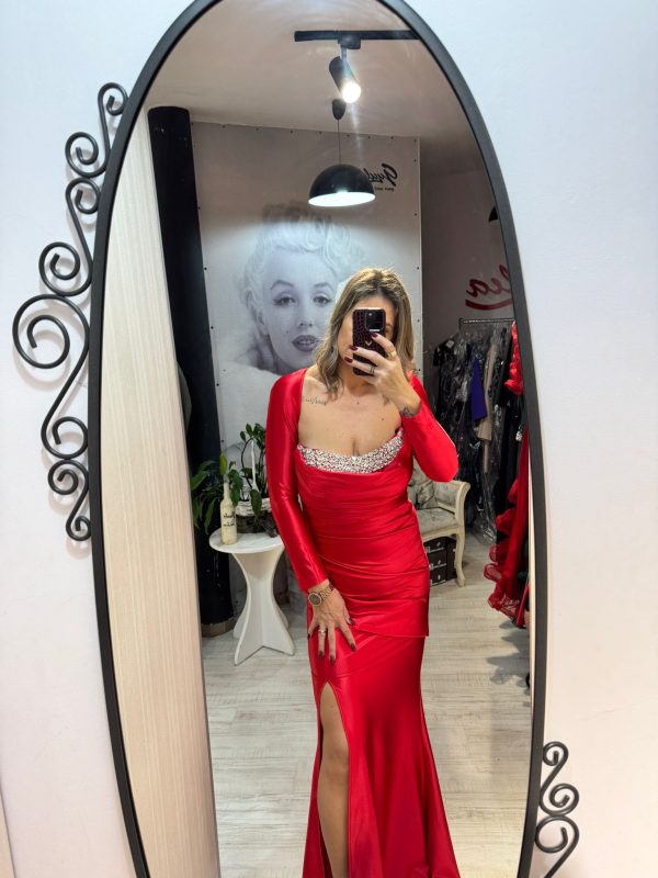 Rochie lunga rosie accesorizata cu pietricele argintii