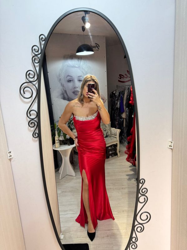 Rochie lunga rosie accesorizata cu pietricele argintii