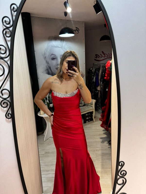 Rochie lunga rosie accesorizata cu pietricele argintii