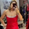Rochie lunga rosie accesorizata cu pietricele argintii