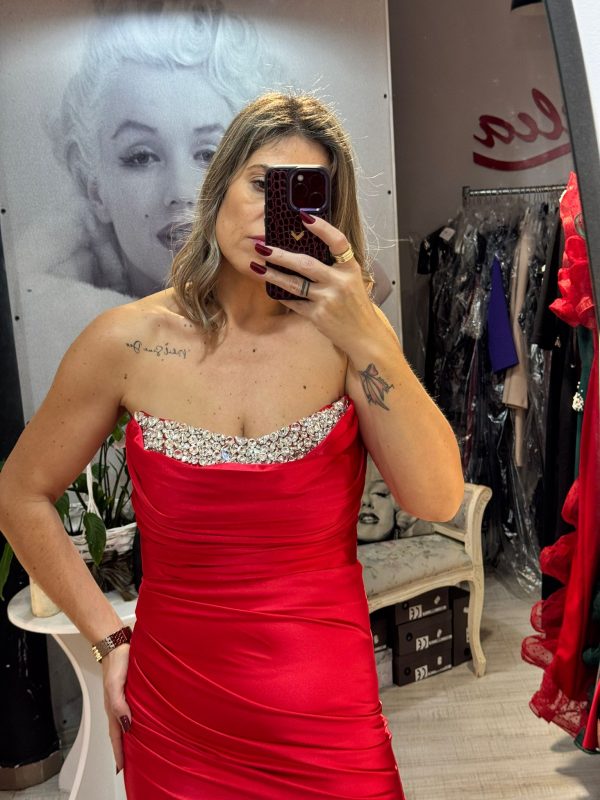 Rochie lunga rosie accesorizata cu pietricele argintii