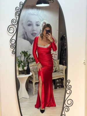 Rochie lunga rosie accesorizata cu pietricele argintii