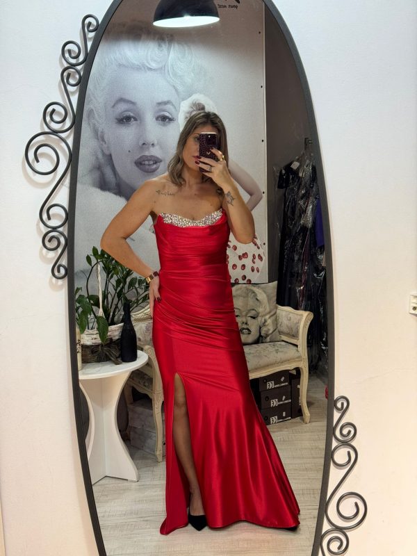 Rochie lunga rosie accesorizata cu pietricele argintii