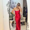 Rochie lunga rosie accesorizata cu pietricele argintii