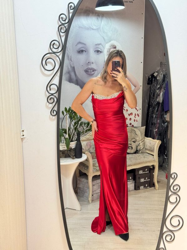 Rochie lunga rosie accesorizata cu pietricele argintii