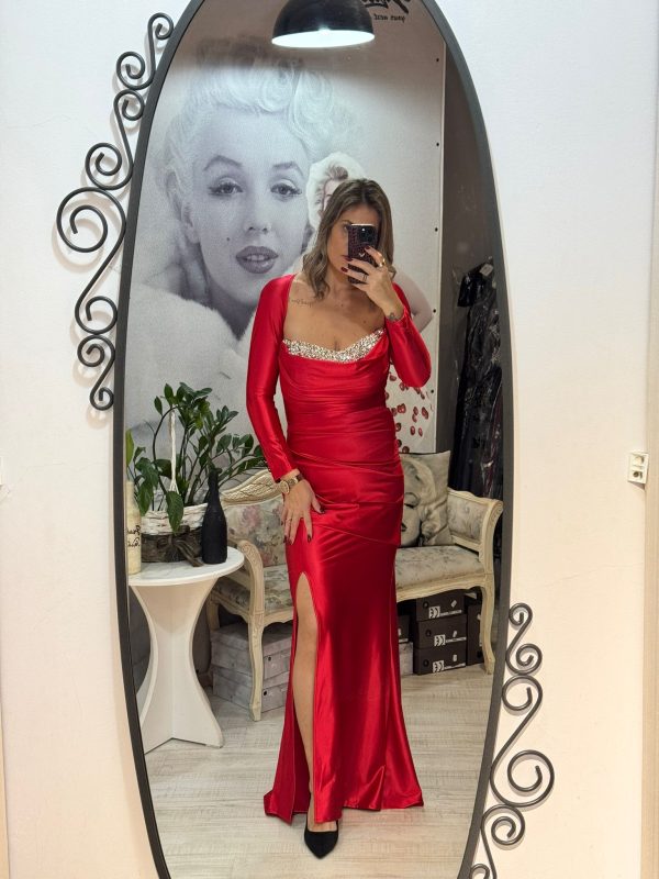 Rochie lunga rosie accesorizata cu pietricele argintii