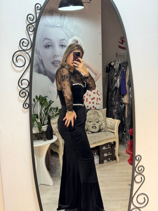 Rochie neagra lunga din catifea cu insertii din dantela