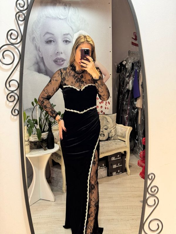 Rochie neagra lunga din catifea cu insertii din dantela
