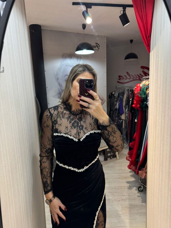 Rochie neagra lunga din catifea cu insertii din dantela