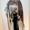 Rochie neagra lunga din catifea cu insertii din dantela