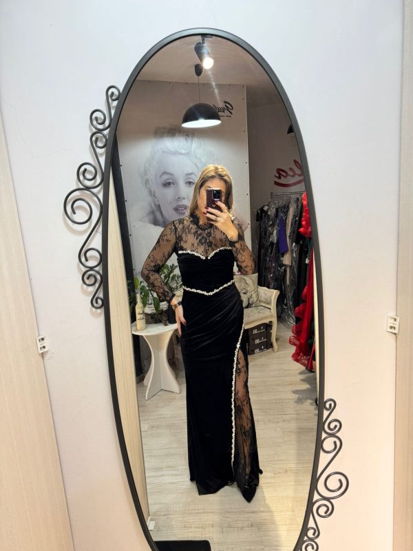 Rochie neagra lunga din catifea cu insertii din dantela