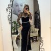 Rochie neagra lunga din catifea cu insertii din dantela