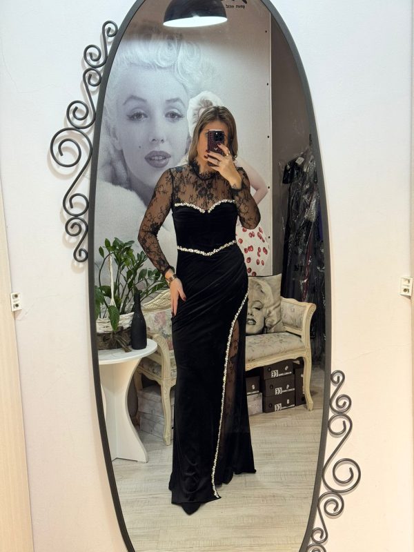 Rochie neagra lunga din catifea cu insertii din dantela