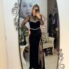 Rochie neagra lunga din catifea cu insertii din dantela