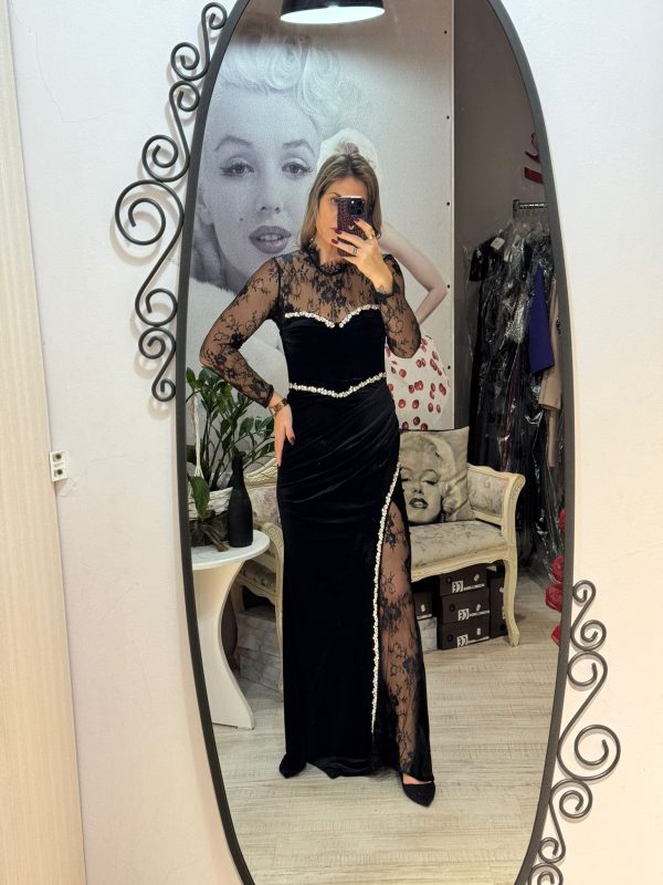 Rochie neagra lunga din catifea cu insertii din dantela