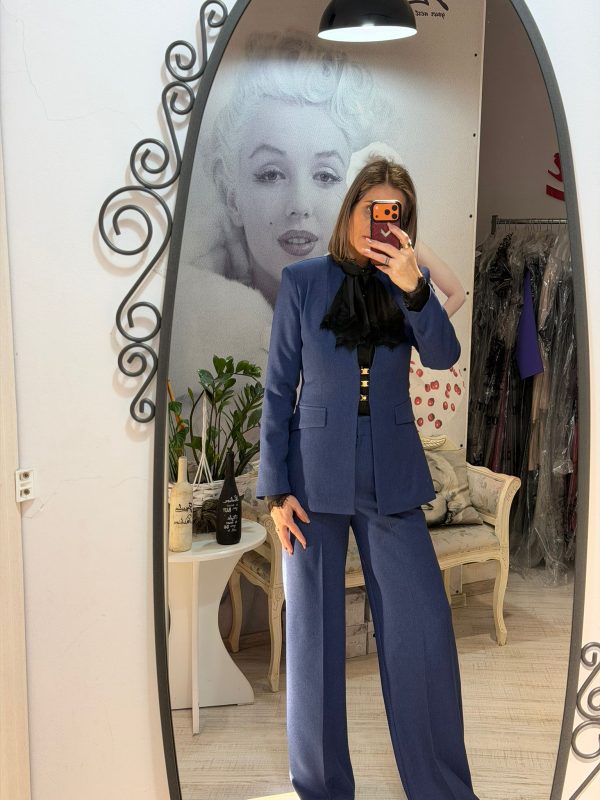 Costum blanca bleumarin