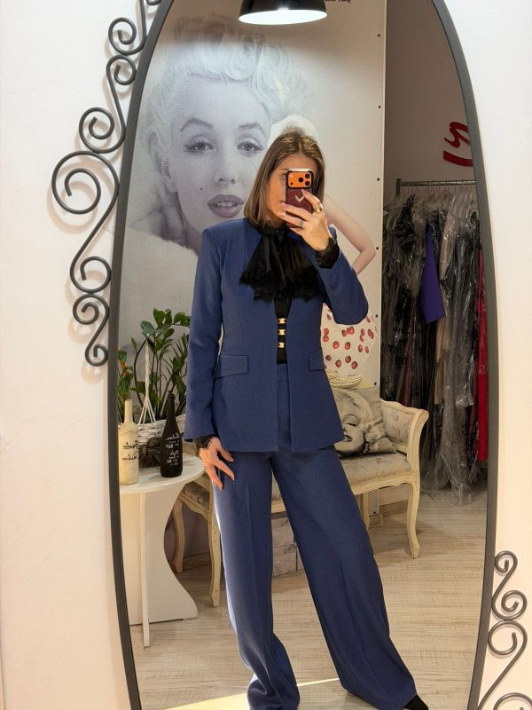 Costum blanca bleumarin