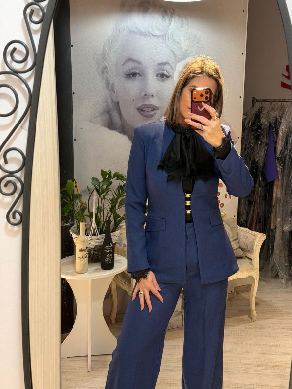 Costum blanca bleumarin