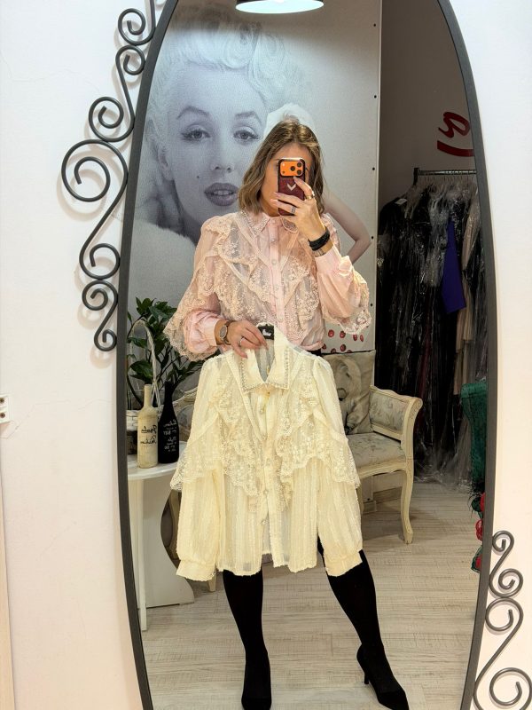 Camasa din dantela cu volane