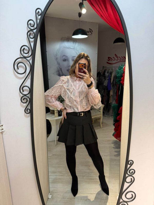 Camasa din dantela cu volane