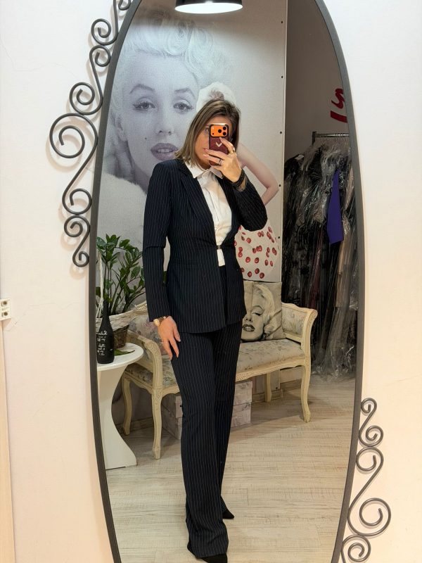 Costum bleumarin cu pantalon evazat