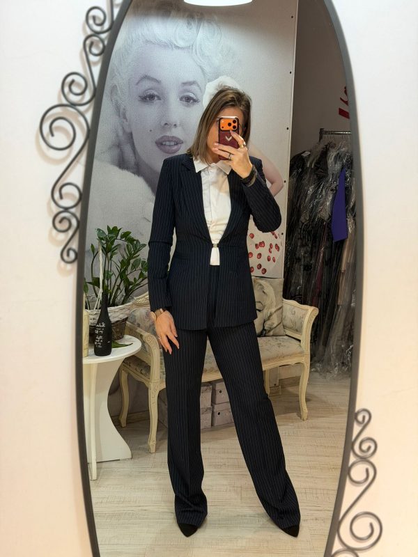 Costum bleumarin cu pantalon evazat