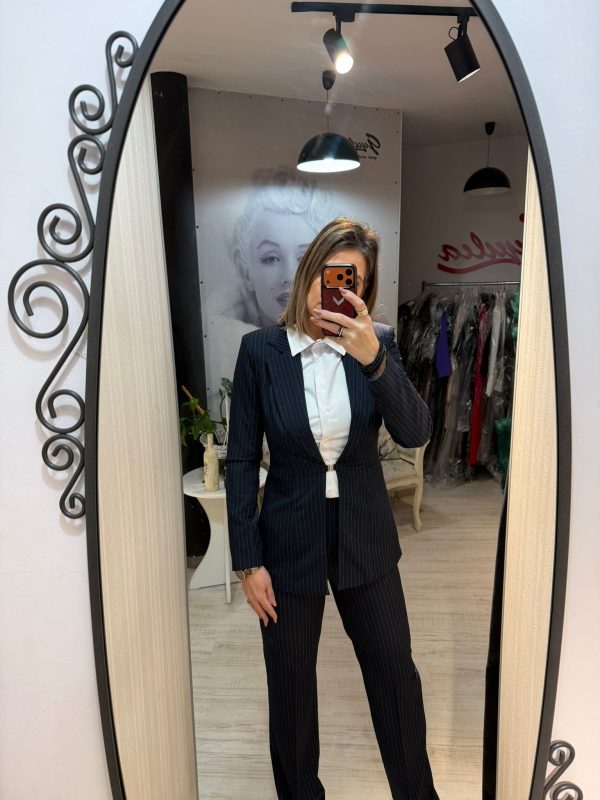 Costum bleumarin cu pantalon evazat