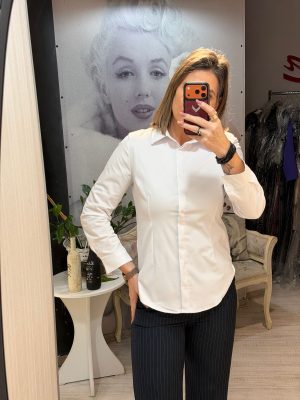 Camasa alba cambrata pe talie