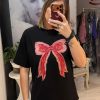 Tricou negru cu funfita rosie