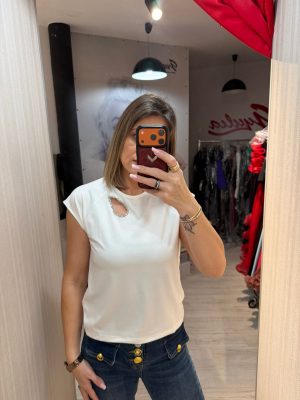 Top alb cu pietricele