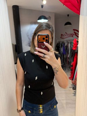 Top negru cu pietricele
