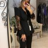Costum negru cu umeri bufanti si maneci din dantela
