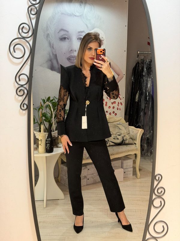 Costum negru cu umeri bufanti si maneci din dantela