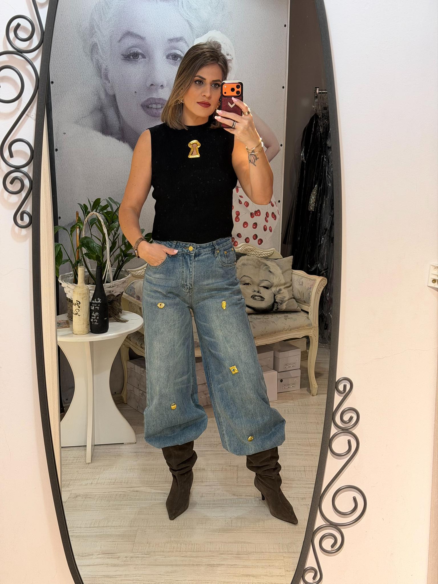 Blug albastru larg cu accesorii aurii