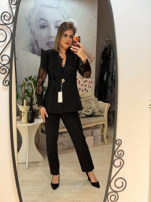 Costum negru cu umeri bufanti si maneci din dantela