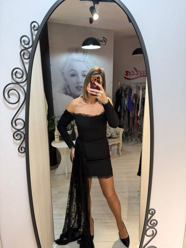 Rochie scurta cu trena din dantela