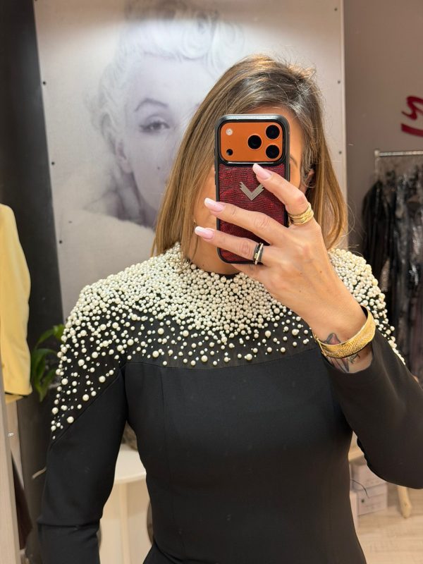 Rochie neagra midi cu perle pe umeri