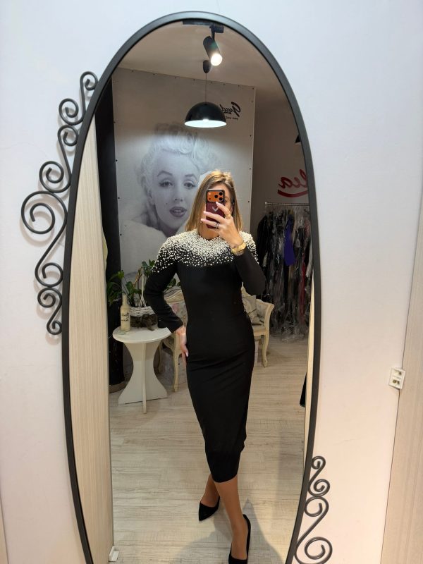 Rochie neagra midi cu perle pe umeri