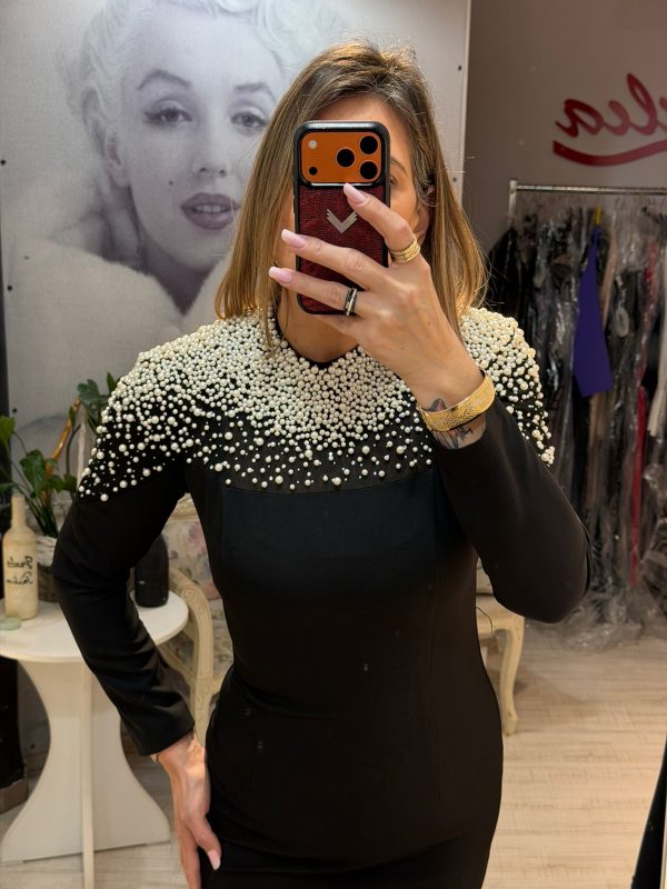 Rochie neagra midi cu perle pe umeri