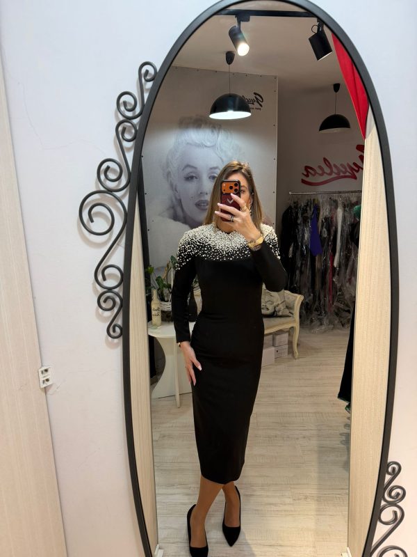 Rochie neagra midi cu perle pe umeri