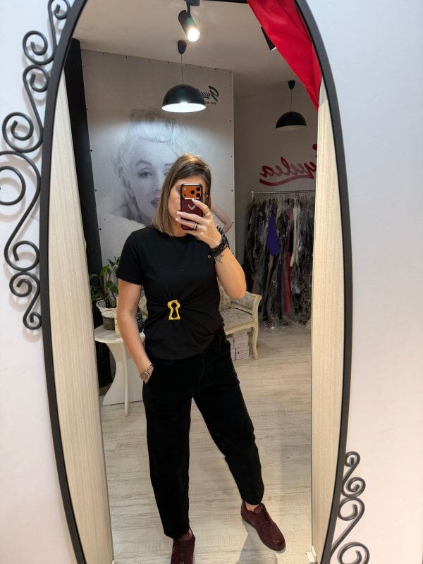 Tricou negru cu accesoriu auriu