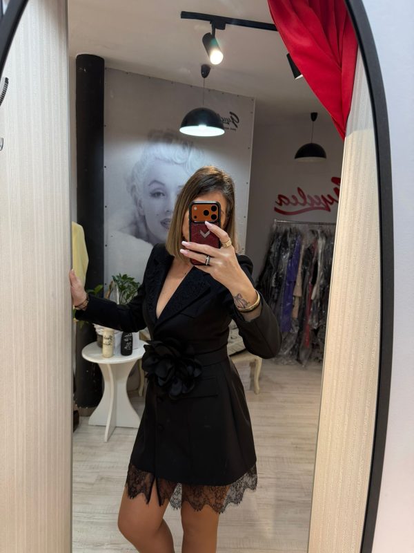 Rochie neagra tip sacou cu floare 3d in talie